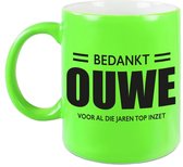 Bedankt ouwe voor de top inzet pensioen mok / beker neon groen afscheidscadeau 330 ml