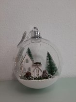 Een grote kerstbal met decoratie en licht