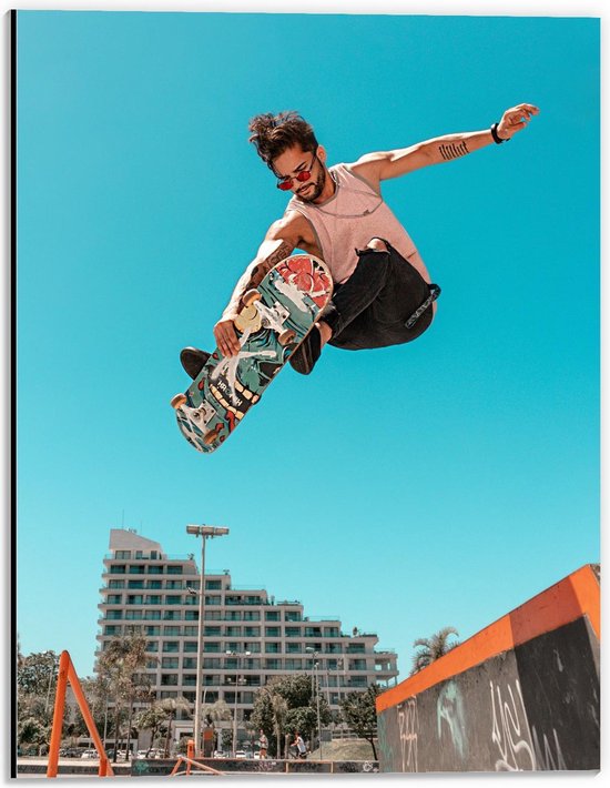 Dibond - Skater in de Lucht - 30x40cm Foto op Aluminium (Met Ophangsysteem)