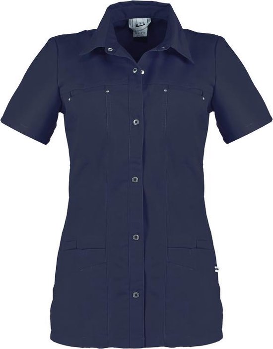 Donkerblauwe werkjas met korte mouwen, kraag, knoopsluiting, twee borstzakken en twee zakken aan de onderkant.