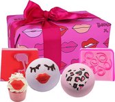 Bomb Cosmetics Bad Geschenkset " Lip Sync" met handgegoten zeep, bath bombs en meer!