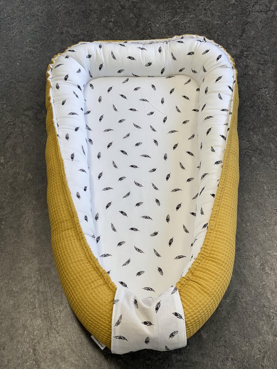 babynestje oker geel kleine veertjes compleet met band, deken en bijtring