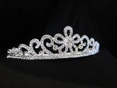 Tiara zilver | Bloemversiering - Diamantjes | Chique | Bruiloft | Hoogte 2,7 cm