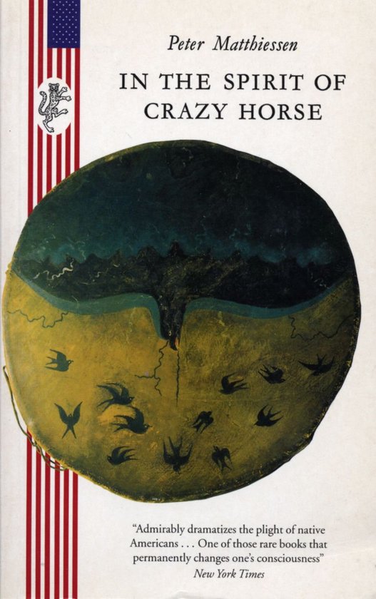 Boek "In the Spirit of Crazy Horse" door Peter Matthiessen. Abstracte afbeelding met Amerikaanse vlag en kraaiende vogels.