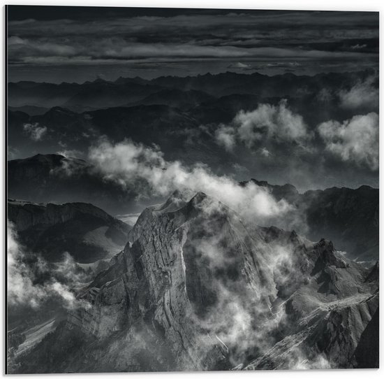 Dibond - Bergen met Mist in Zwart/Wit - 50x50cm Foto op Aluminium (Wanddecoratie van metaal)