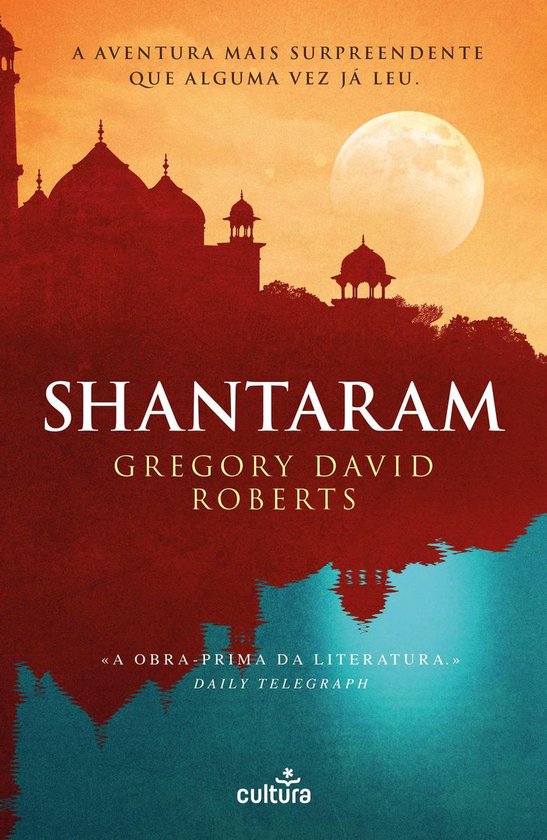 Boekomslag van Shantaram met rode silhouetten van gebouwen tegen een oranje hemel met een grote maan.