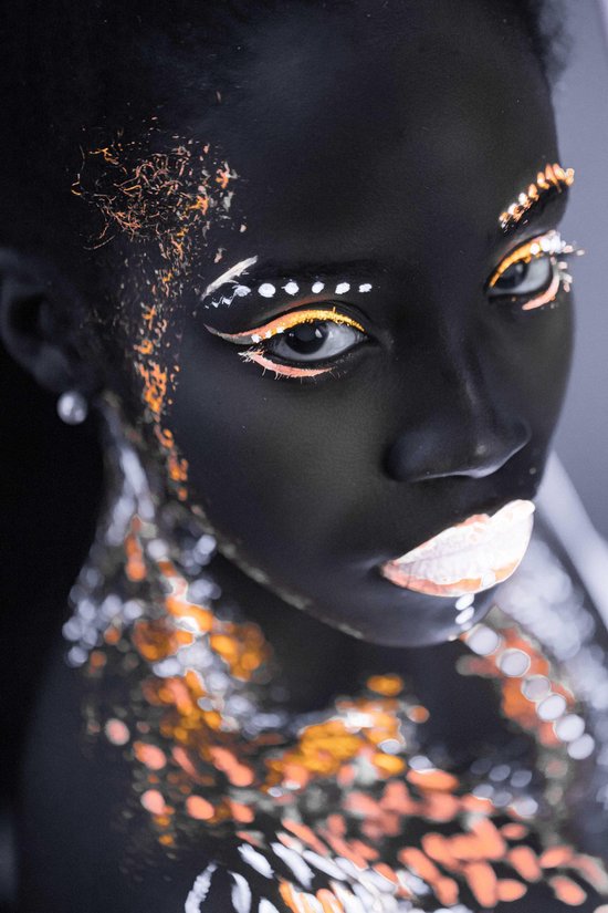 Portrait de jeune femme africaine avec maquillage abstrait coloré sur le  visage.