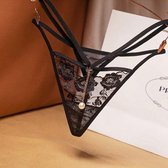 Strings. Sexy, heel verleidelijk met een kunstpareltje. Kleur zwart