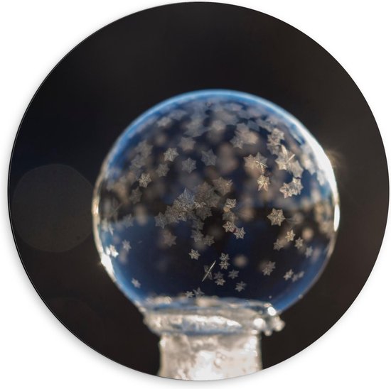 Dibond Wandcirkel - Glazen Bol met Kleine Sneeuwvlokjes - 60x60cm Foto op Aluminium Wandcirkel (met ophangsysteem)