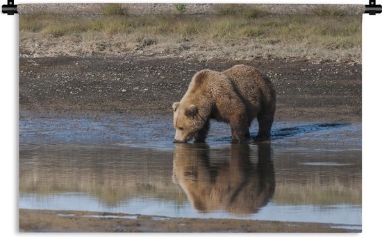 Wandkleed Drinkende beren - Bruine beer drink water uit een kleine plas Wandkleed katoen 120x80 cm - Wandtapijt met foto