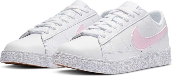 Nike blazer low GS White/Pink maat 39 | bol.com