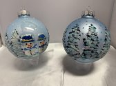 2 kerstballen handpainted licht blauw