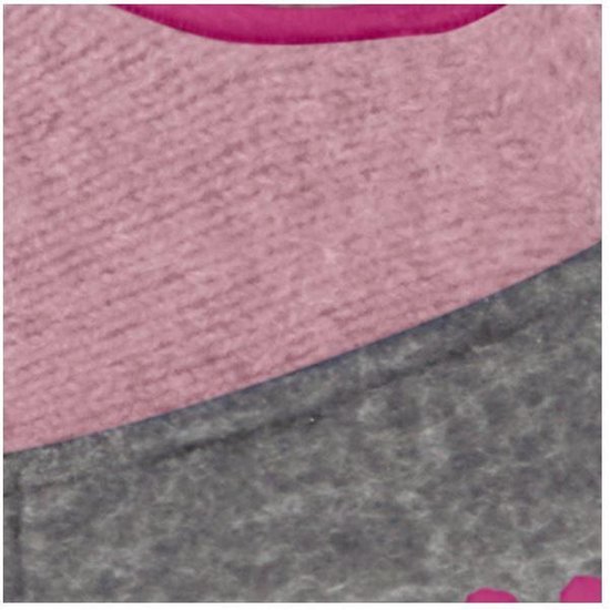 Detailopname van roze en grijze stof met roze accenten.