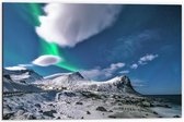 Dibond - Noorderlicht boven de Bergen met Sneeuw - 60x40cm Foto op Aluminium (Met Ophangsysteem)