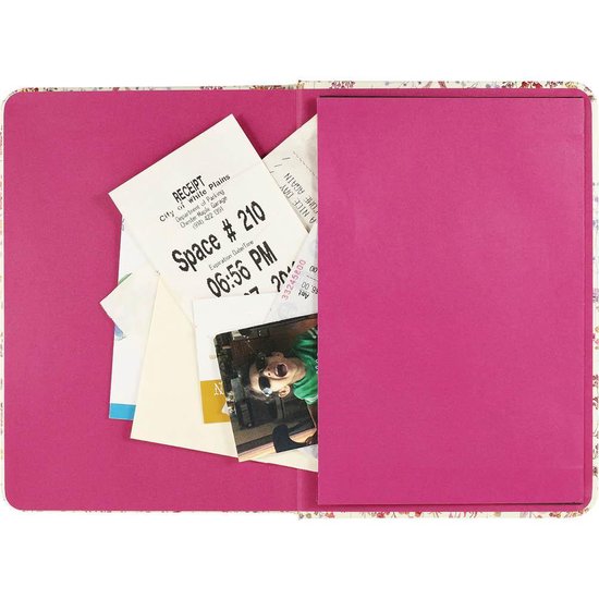 Open notitieboek met een helder roze binnenzijde, met een voorvak gevuld met bonnetjes en een foto.