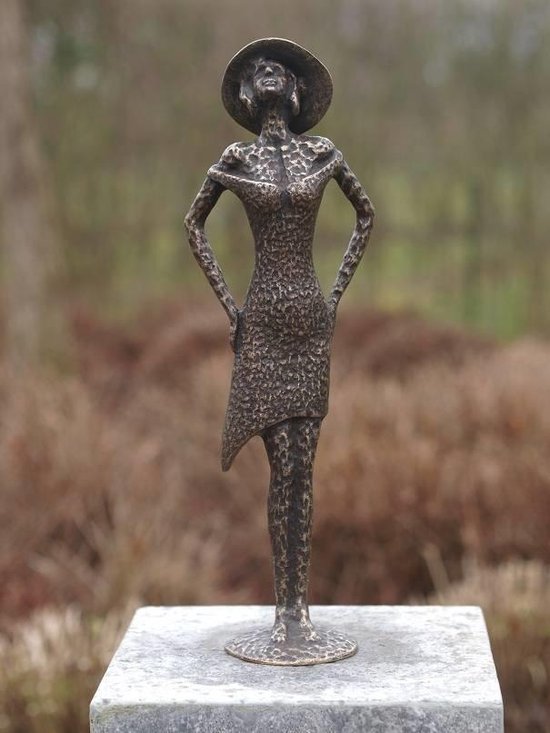 Beeld Brons Vrouw Met Hoed Modern | Bronzen Beelden  | Moderne Bronzen Beelden | 1 Jaar Garantie