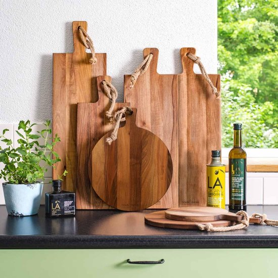 Vier houten serveerplanken, drie rechthoekig en een rond, met touwhandvatten.