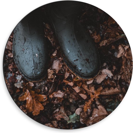 Dibond Wandcirkel - Regenlaarzen in de Herfstbladeren - 50x50cm Foto op Aluminium Wandcirkel (met ophangsysteem)