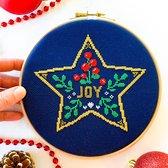 Kerst borduurpakket Joy - Deel 3 van trio borduurpakketten - creatief kerstcadeau - inclusief Donkerblauwe stof, Metallic borduurgaren en borduurring borduurpatroon Joy
