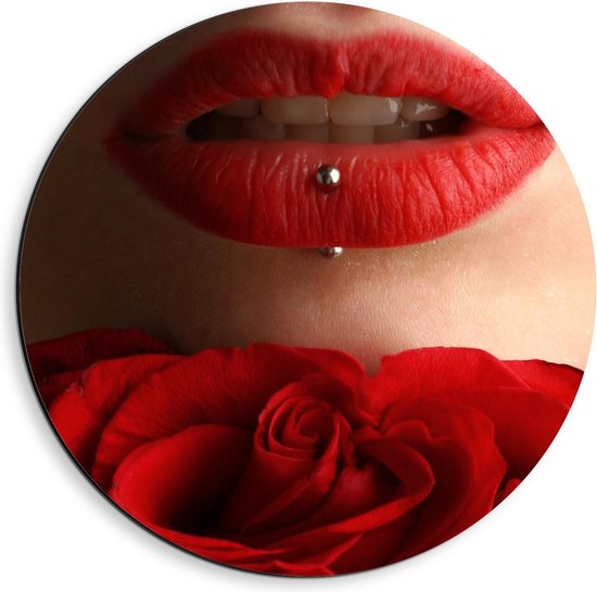 Dibond Wandcirkel - Lip met piercing en Roos, Rood - 40x40cm Foto op Aluminium Wandcirkel (met ophangsysteem)