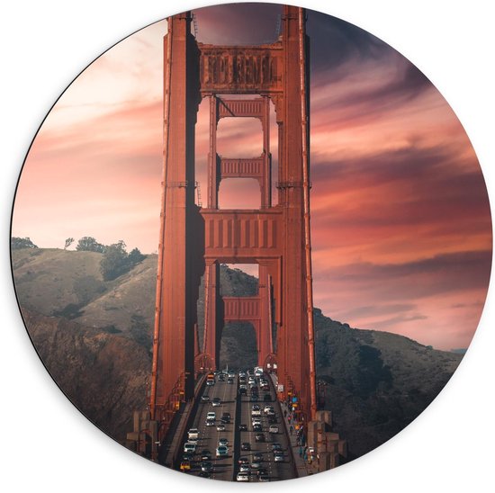 Dibond Wandcirkel - Golden Gate Bridge met Auto's - California - Amerika - 60x60cm Foto op Aluminium Wandcirkel (met ophangsysteem)