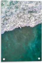 Tuinposter – Surfer in Zee Bovenaf - 40x60cm Foto op Tuinposter  (wanddecoratie voor buiten en binnen)