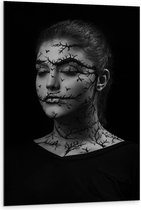 Dibond - Vrouw met Zwarte Halloweenschmink - 80x120cm Foto op Aluminium (Met Ophangsysteem)