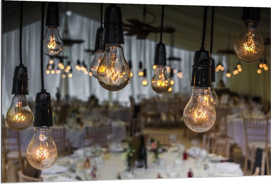 Dibond - Hangende Lampen in Restaurant - 120x80cm Foto op Aluminium (Wanddecoratie van metaal)