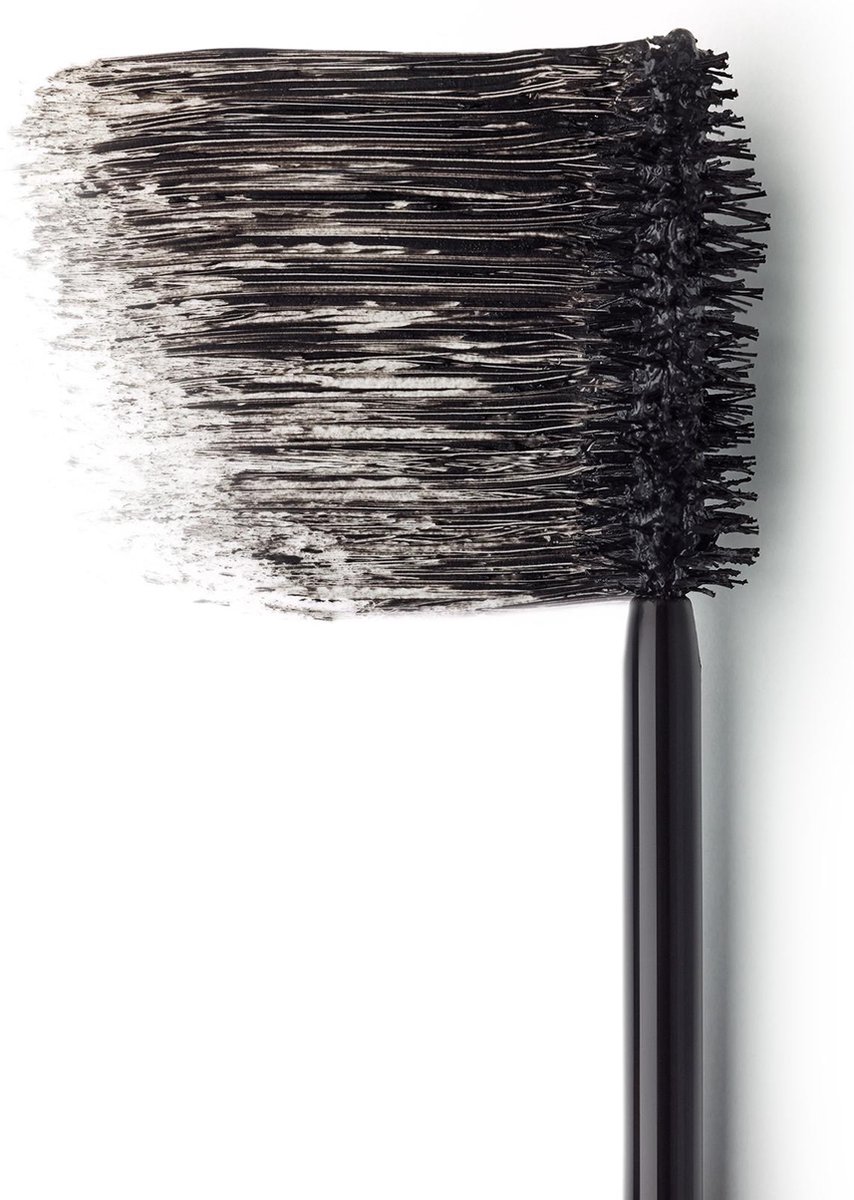 Zwarte L'Oréal Paris Mega Volume Collageen 24H mascara met volle borstel.
