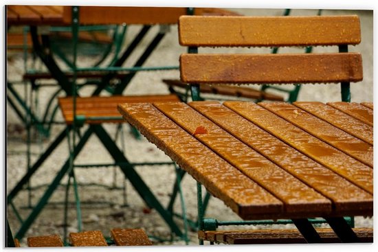 Dibond - Houten Tafels van Terras in de Regen - 60x40cm Foto op Aluminium (Wanddecoratie van metaal)