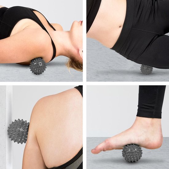 Vrouw gebruikt een grijze triggerpoint masssgebal voor nek-, rug-, schouder- en voetmassage.