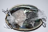 Abalone schelp met bergkristal en hematiet om uw edelstenen te ontladen of opladen