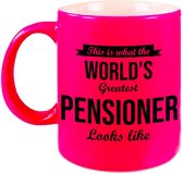 How the worlds greatest pensioner looks like mok / beker neon roze pensioen cadeau collega 330 ml