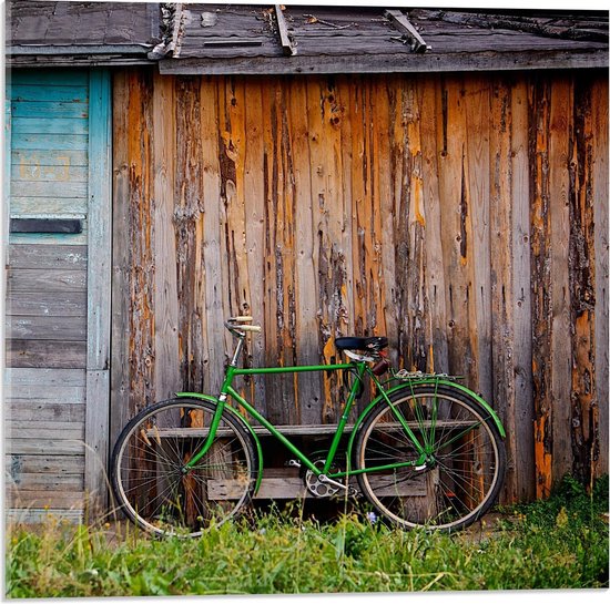 Acrylglas - Groene Fiets bij Schuur - 50x50cm Foto op Acrylglas (Met Ophangsysteem)