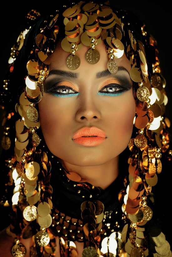 Luxe Wanddecoratie - Fotokunst 'Arabian Golden Princess' - Hoogste kwaliteit Plexiglas - Blind Aluminium Ophangsysteem - 80 x 120 - Akoestisch en UV Werend - inclusief verzending  - ;