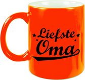Liefste oma tekst cadeau mok / beker - 330 ml - neon oranje - kado koffiemok / theebeker