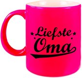 Liefste oma cadeau mok / beker neon roze met sterren 330 ml