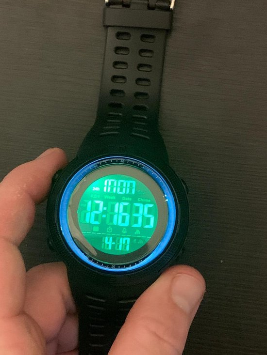Zwart SKMEI digitaal sporthorloge met groene weergave. Toont maandag, 12:16:35, datum 10-01.