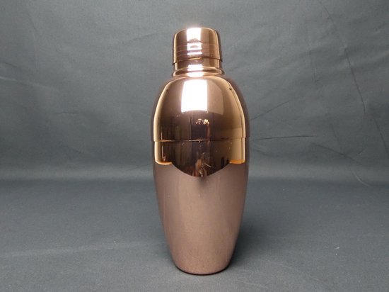 Koperkleurige cocktailshaker met dop erop.