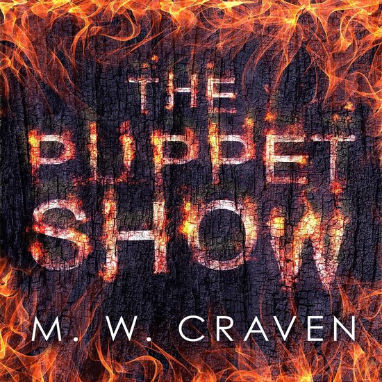 De tekst "THE PUPPET SHOW" en "M. W. CRAVEN" staan op een verbrande, houten ondergrond, omringd door vlammen.