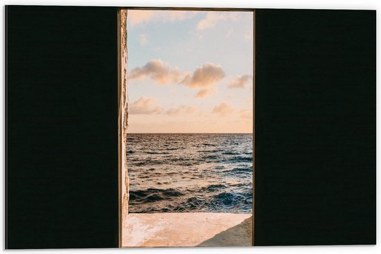 Dibond - Uitzicht op Zee door Raampje - 60x40cm Foto op Aluminium (Met Ophangsysteem)