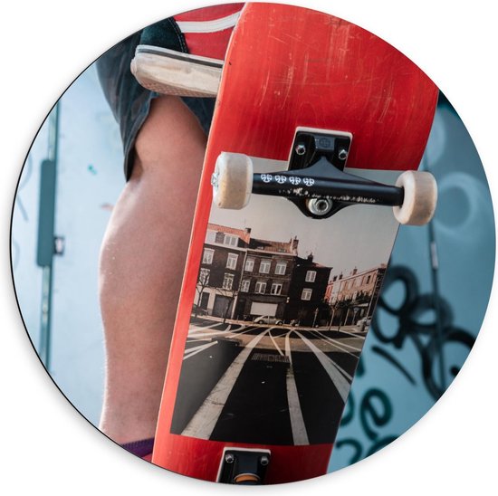 Dibond Wandcirkel - Skater met Rood Skateboard - 60x60cm Foto op Aluminium Wandcirkel (met ophangsysteem)