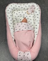 babynestje licht roze kleine veertjes compleet met band, deken en bijtring