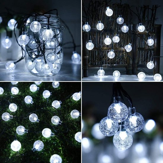 Collage van een lichtsnoer met transparante lichtballetjes in een pot, aan een schutting, op gras en in detail.