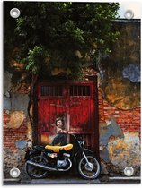 Tuinposter – Oude Rode Deuren met Getekende Man op Motor - 30x40cm Foto op Tuinposter  (wanddecoratie voor buiten en binnen)