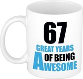 67 great years of being awesome cadeau mok / beker wit en blauw