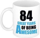 84 great years of being awesome cadeau mok / beker wit en blauw