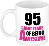 95 great years of being awesome cadeau mok / beker wit en roze