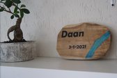 Geboorteplankje met Naam en Geboortedatum - Gepersonaliseerd - Teakhout met Epoxy Resin - Kraamgeschenk Jongen / Meisje