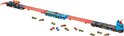 Lange Hot Wheels racebaan speelset met blauwe truck en oranje trailer, met auto's op de baan en eromheen.